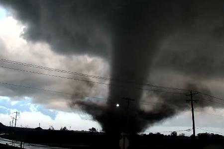 Im Auge des Sturms: Ein Tornado fegt über einen Highway im US-Bundesstaat Oklahoma.