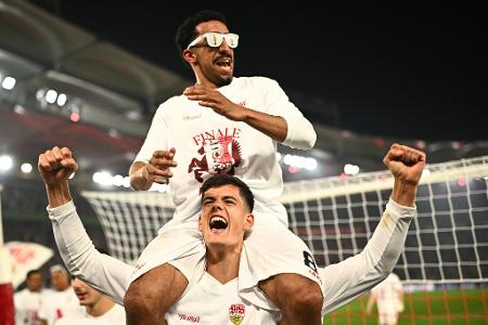 Chema Andres und Tiago Tomas vom VfB Stuttgart feiern nach dem Halbfinale im DFB-Pokal gegen den SC Freiburg den Sieg.