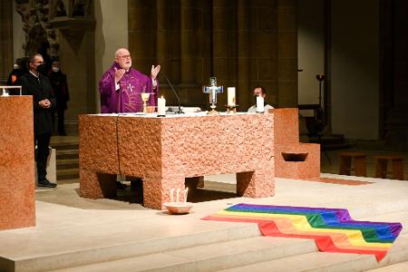 Kardinal Reinhard Marx, hier bei einem Queer-Gottesdienst, hat in seinem Bistum eine Handreichung in Kraft gesetzt, die Segensfeiern für homosexuelle Paare ermöglicht. (Archivbild)