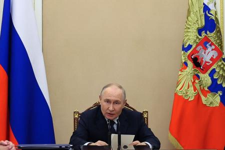 Kremlchef Putin fordert von der Regierung Maßnahmen zum Ankurbeln der mauen Wirtschaft. (Archivbild)