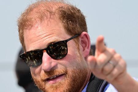 Sitznachbarin bricht in Tränen aus: So reagiert Prinz Harry