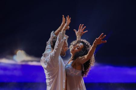 Nadja Benaissa, Sängerin, und Vadim Garbuzov, Profitänzer, tanzen in der RTL-Tanzshow „Let's Dance“ im Coloneum in Köln.