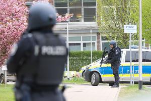 Am Freitag sicherten bewaffnete Polizisten die Klinik in Pinneberg während der Durchsuchung. (Archivbild)