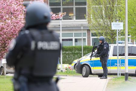 Am Freitag sicherten bewaffnete Polizisten die Klinik in Pinneberg während der Durchsuchung. (Archivbild)