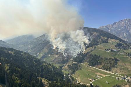 Ein Waldbrand im Lesachtal in Österreich hat sich ausgebreitet.