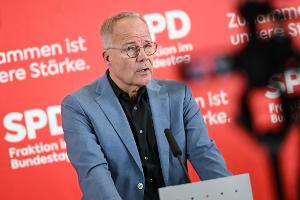 SPD-Fraktionschef Matthias Miersch warnt vor anhaltenden wirtschaftlichen Auswirkungen wegen der Blockade der Straße von Hormus. (Archivbild)