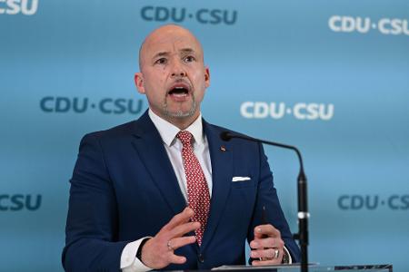 Auch CSU-Landesgruppenchef Alexander Hoffmann pocht auf Reformen statt Schulden. (Archivbild)