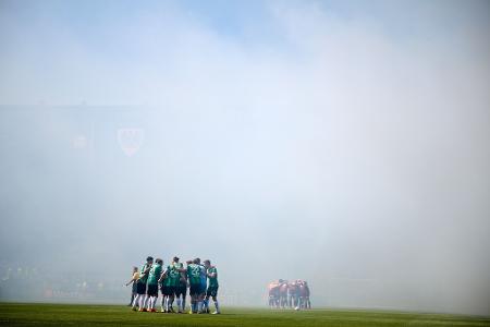 Nichts zu sehen: Pyrotechnik vernebelt vor dem Zweitligaspiel Preußen Münster gegen Arminia Bielefeld das Stadion.