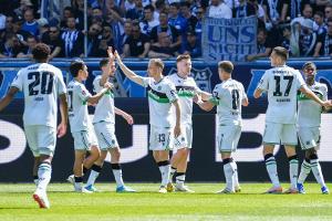 Später Sieg beim KSC: 96 springt auf Relegationsplatz