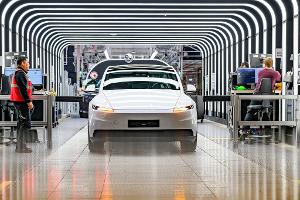 Der Elektroautobauer Tesla will in seiner Fabrik in Grünheide 1.000 Beschäftigte innerhalb weniger Monate neu einstellen. (Archivbild)