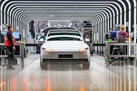 Der Elektroautobauer Tesla will in seiner Fabrik in Grünheide 1.000 Beschäftigte innerhalb weniger Monate neu einstellen. (Archivbild)