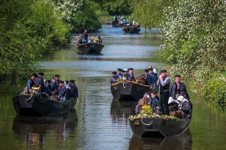 Worpswede/Bremen: Torfkahnarmada fährt alle drei Jahre über die Kleine Wümme zur Hansestadt