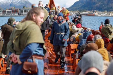Nordfjordeid in Stad: Kronprinz Haakon auf dem Myklebust-Schiff – Fund aus Grabhügel am Hof Myklebust