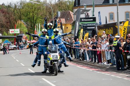 Kulmbach: „Ankommen statt Umkommen“ – Akrobatik bei Polizeishow und Stunt zu siebt auf einem Motorrad