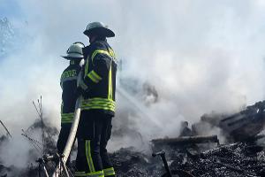 Nachlöscharbeiten (Foto: Feuerwehr Celle)