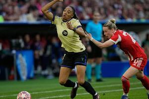 Kett mit Tor und Rot: Bayern erkämpfen sich Remis gegen Barca