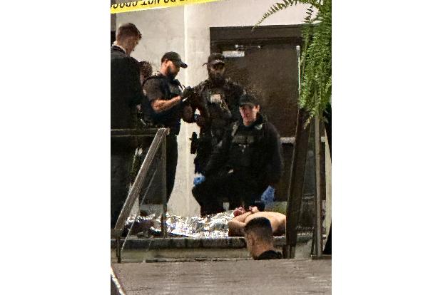 Sicherheitskräfte umringten eine am Boden liegende Person.