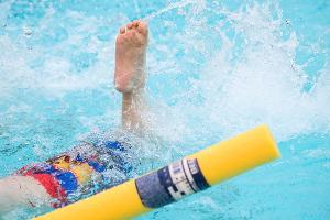 Die ersten Schwimmzüge fallen vielen Kindern schwer. (Symbolbild)