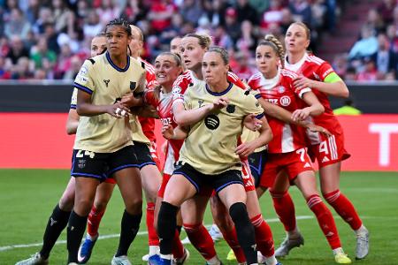 Die Spielerinnen von München und von Barcelona warten auf eine Ecke beim Champions-League-Spiel in München.