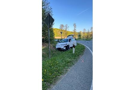 Beschädigter Pkw Mazda