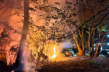 Das Feuer drohte auf ein angrenzendes Waldstück überzugreifen.