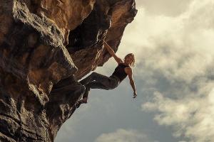 Werbung für "Apex": Charlize Theron klettert über dem Times Square