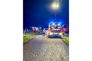 Das Hilfeleistungslöschfahrzeug der Einheit Hillmicke und die RTWs im Bereitstellungsraum