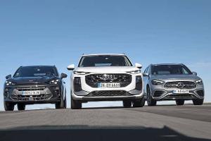 Audi Q3 SUV TFSI, Cupra Terramar 2.0, Mercedes GLA250 nebeneinander auf Fahrbahn, Frontalansicht.