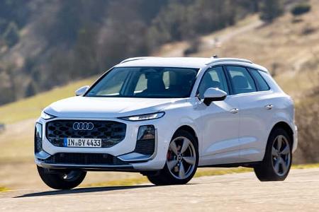 Audi Q3 SUV TFSI quattro auf Landstraße, weiß lackiert, Front- und Seitenansicht, tagsüber, ländliche Umgebung.