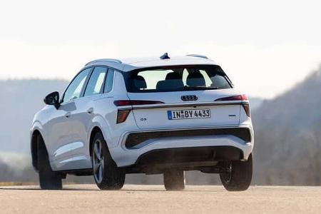 Audi Q3 SUV TFSI quattro, fotografiert von hinten auf einer Straße, weiß lackiert, mit sichtbarem Kennzeichen.