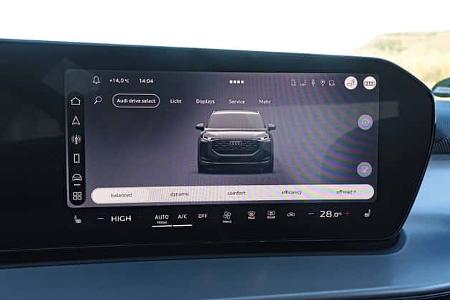 Zentraldisplay eines Audi Q3 SUV TFSI quattro mit Drive Select Menü und Fahrzeugabbildung.