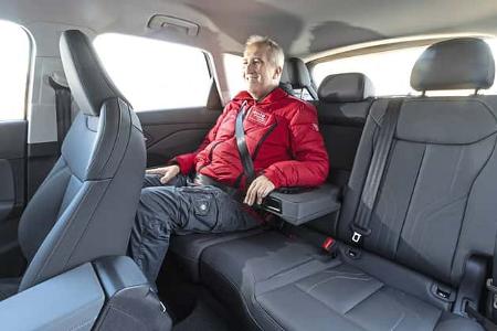 Innenraumaufnahme eines Audi Q3 SUV TFSI quattro, Rücksitzbank mit Testperson.