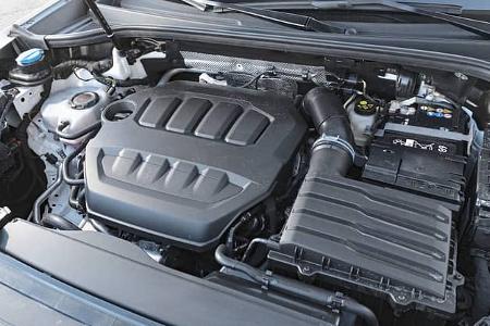 Detailaufnahme des Motorraums eines Audi Q3 SUV TFSI quattro, Modelljahr 2026, mit sichtbaren technischen Komponenten wie Motorabdeckung, Luftfilter und Batterie.