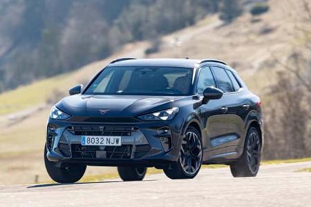 Der Cupra Terramar 2.0TSI 4Drive ist auf einer Landstraße in ländlicher Umgebung zu sehen. Das Fahrzeug fährt dynamisch auf den Betrachter zu, die Landschaft im Hintergrund ist leicht verschwommen.