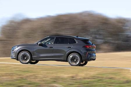 Cupra Terramar 2.0TSI 4Drive SUV in Seitenansicht auf Landstraße, fahrend, unscharfer Hintergrund.