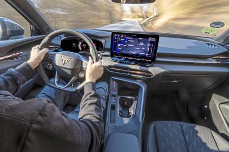 Innenraumaufnahme eines Cupra Terramar 2.0TSI 4Drive während der Fahrt, Blick auf Cockpit und Fahrer.