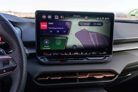 Das Bild zeigt das Cockpit des Cupra Terramar 2.0TSI 4Drive mit Fokus auf das zentrale Infotainment-Display und das digitale Kombiinstrument.