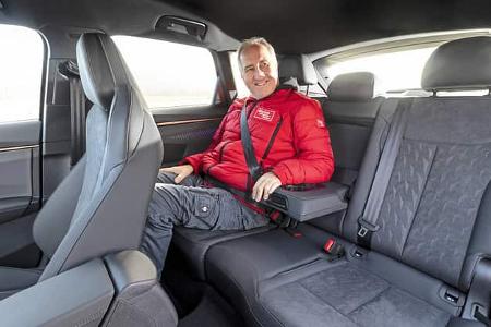 Innenraumaufnahme des Cupra Terramar 2.0TSI 4Drive mit einer Person auf der Rückbank.