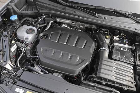 Motorraum des Cupra Terramar 2.0TSI 4Drive mit sichtbarer Motorabdeckung und technischen Komponenten.