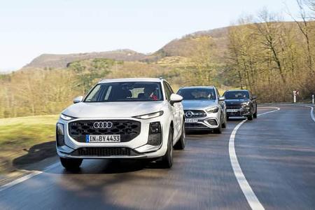 Drei kompakte SUV-Modelle – Audi Q3 SUV TFSI, Cupra Terramar 2.0 und Mercedes GLA250 – fahren auf einer kurvigen Landstraße in einer ländlichen Umgebung hintereinander.