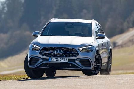 Mercedes GLA250 4Matic auf einer Landstraße, frontal fotografiert, in Kurvenfahrt.