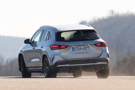 Mercedes GLA250 4Matic SUV auf einer Straße, fotografiert von hinten in Bewegung.