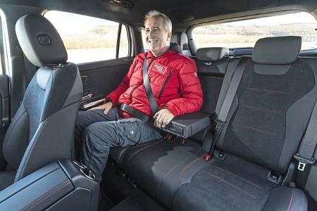 Innenraumaufnahme eines Mercedes GLA250 4Matic, Rücksitzbank mit einer Person, die angeschnallt sitzt.