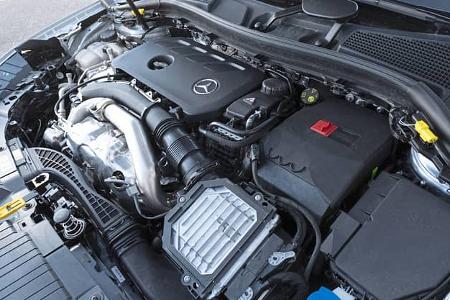 Detailaufnahme des Motorraums eines Mercedes GLA250 4Matic, Modelljahr 2024, mit sichtbarem Mercedes-Benz-Motor und technischen Komponenten.