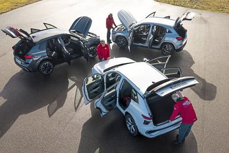 Audi Q3 SUV TFSI, Cupra Terramar 2.0, Mercedes GLA250 auf Teststrecke, alle Türen und Klappen geöffnet, Personen im Testeinsatz.