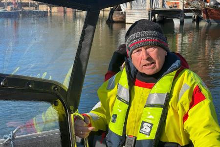 Mecklenburg-Vorpommerns Umweltminister Till Backhaus (SPD) ist am Sonntag erneut raus zum vor Poel liegenden Buckelwal gefahren.