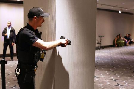 Sicherheitskräfte überwältigen den Mann. 