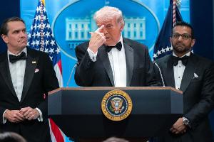 US-Präsident Trump trat nach dem Vorfall im Smoking vor die Presse.