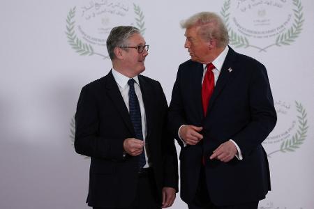 Damals noch guter Dinge: US-Präsident Donald Trump (r) und Premierminister Keir Starmer. (Archivbild)
