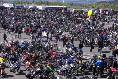 Benzin liegt in der Luft: Tausende Motorradfahrer treffen sich zum Saisonauftakt am Nürburgring. 